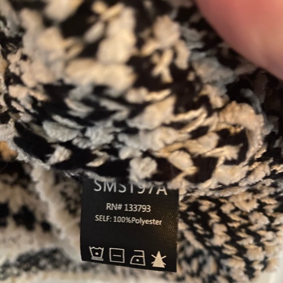 Pol Oversized Aztec Print Sweater, size Medium - Picture 5 of 9